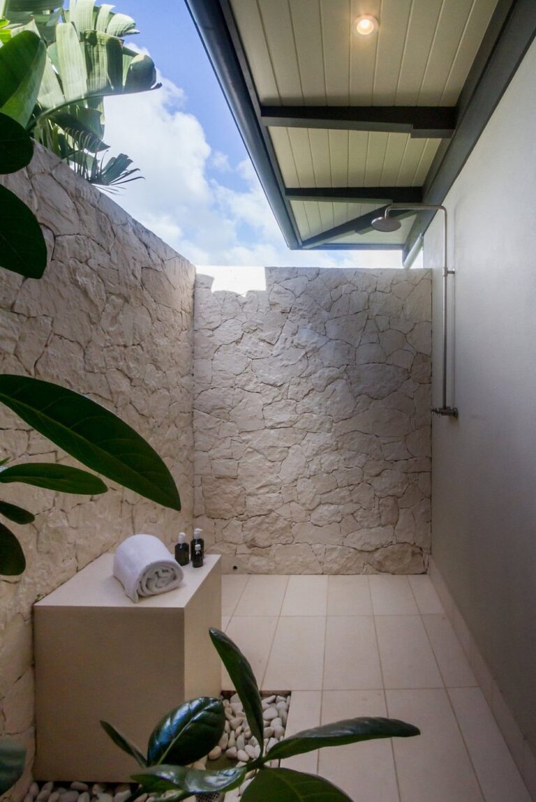 outdoor shower area of 768x1149