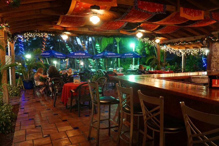 viola s bar grill 768x512